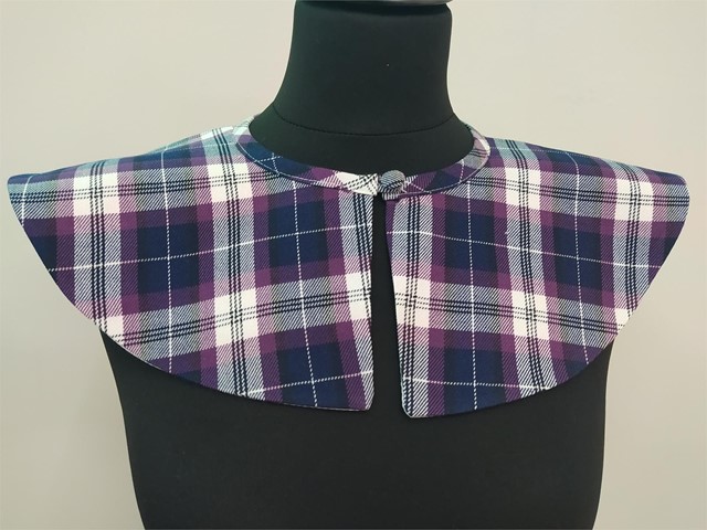 CUELLO BOBO CON PRESILLA Y BOTON